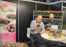 Garaard Voois en Daniël Eggebeen van Kwekerij de Rijke zijn trots op hun nieuwe dianthus Pink & Proud